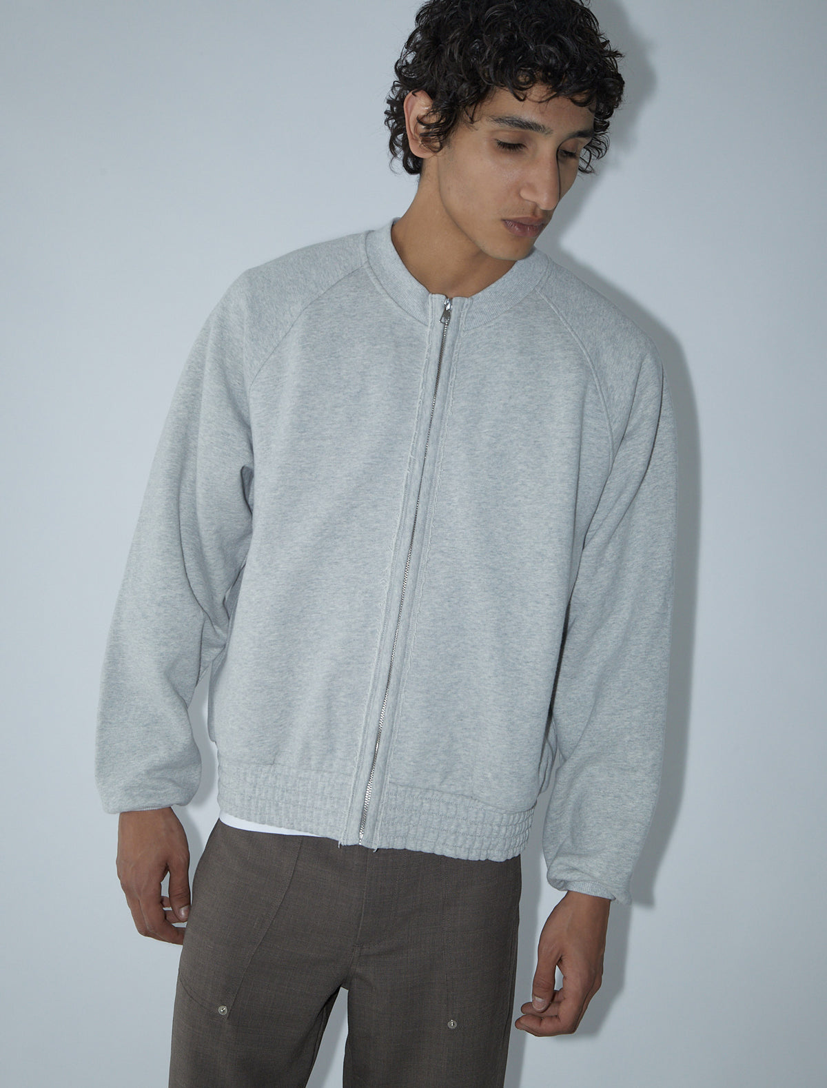 NILA-Men's raglan-sleeve sweatshirt with a contrast zipper closure