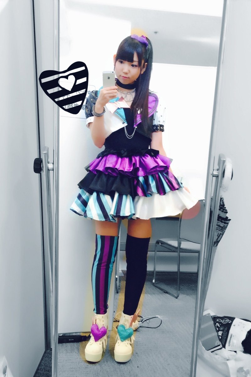 歴代衣装！！全身写真！！ これまた4枚目が懐かしすぎる！ どんどん