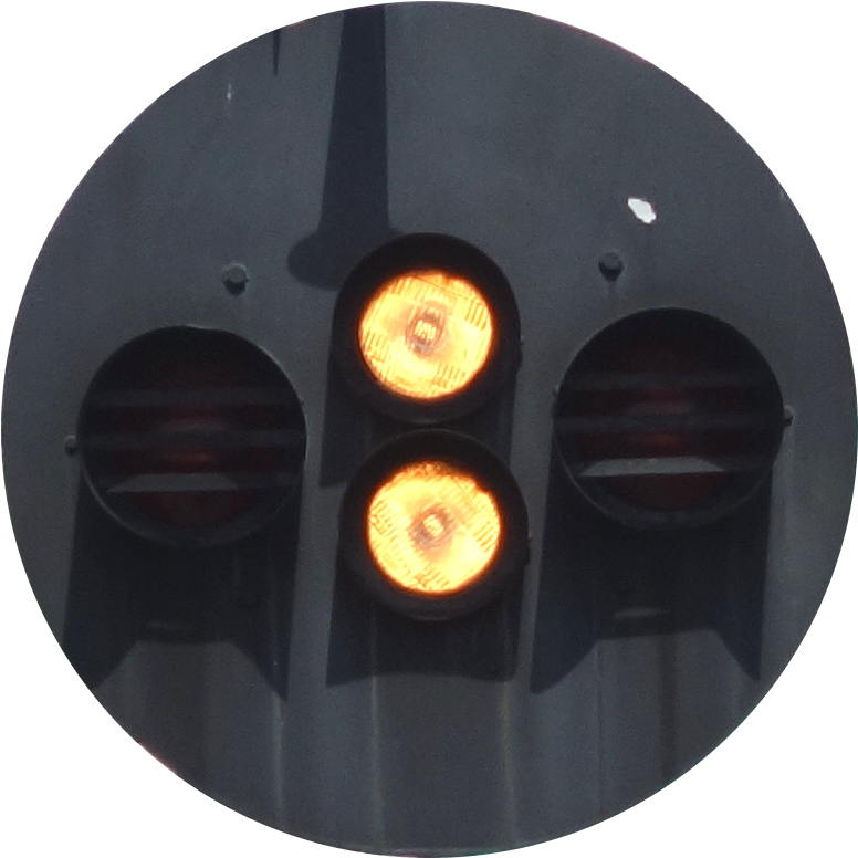 近鉄の踏切動作反応灯 ちょっと顔みたいに見えて不気味なんよなぁ