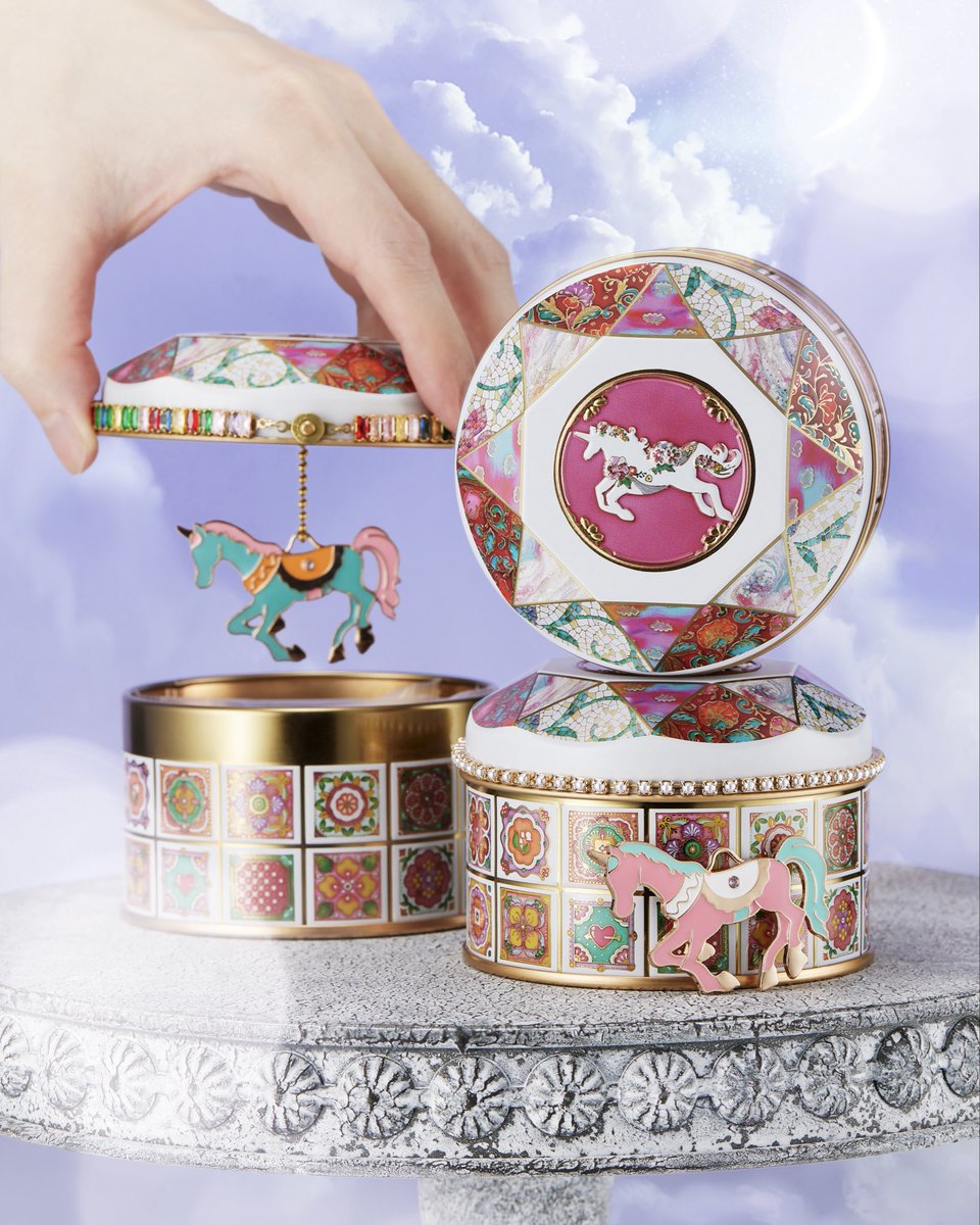 明日12月17日（水）お昼12時から『クリスマスエンブレム缶』『ハロー