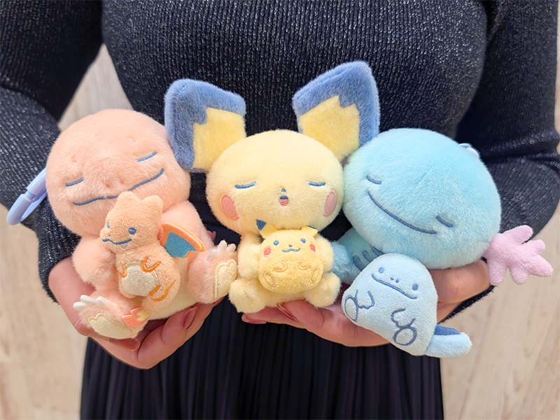 眠っているピチューのマスコットが付いたパーカーとハットも登場