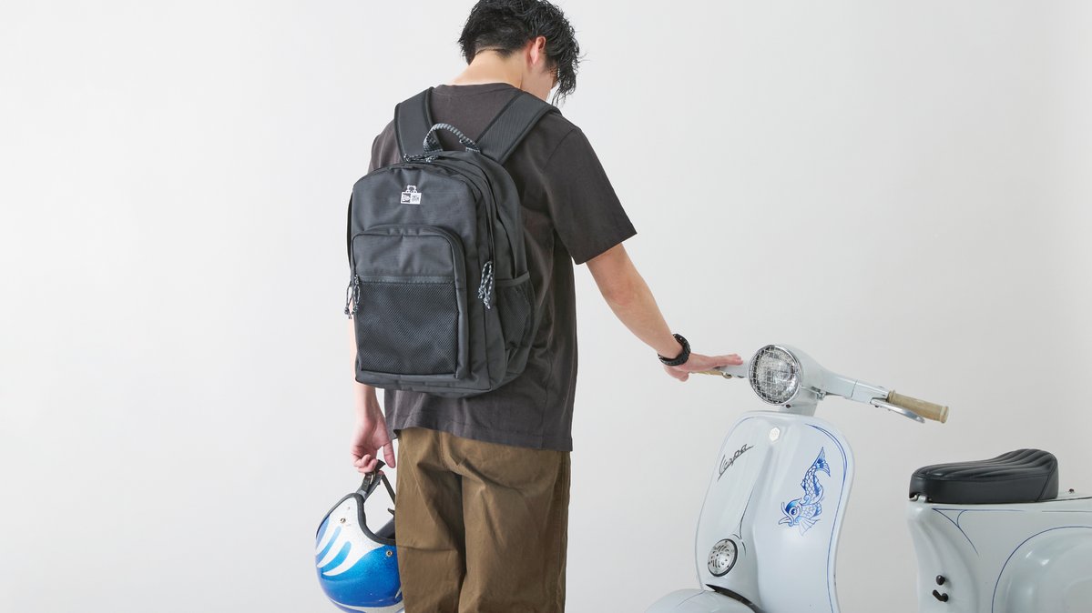 10月3日（金）発売！／ 〈NEW ERA® × familiar〉リュックサックは持ち