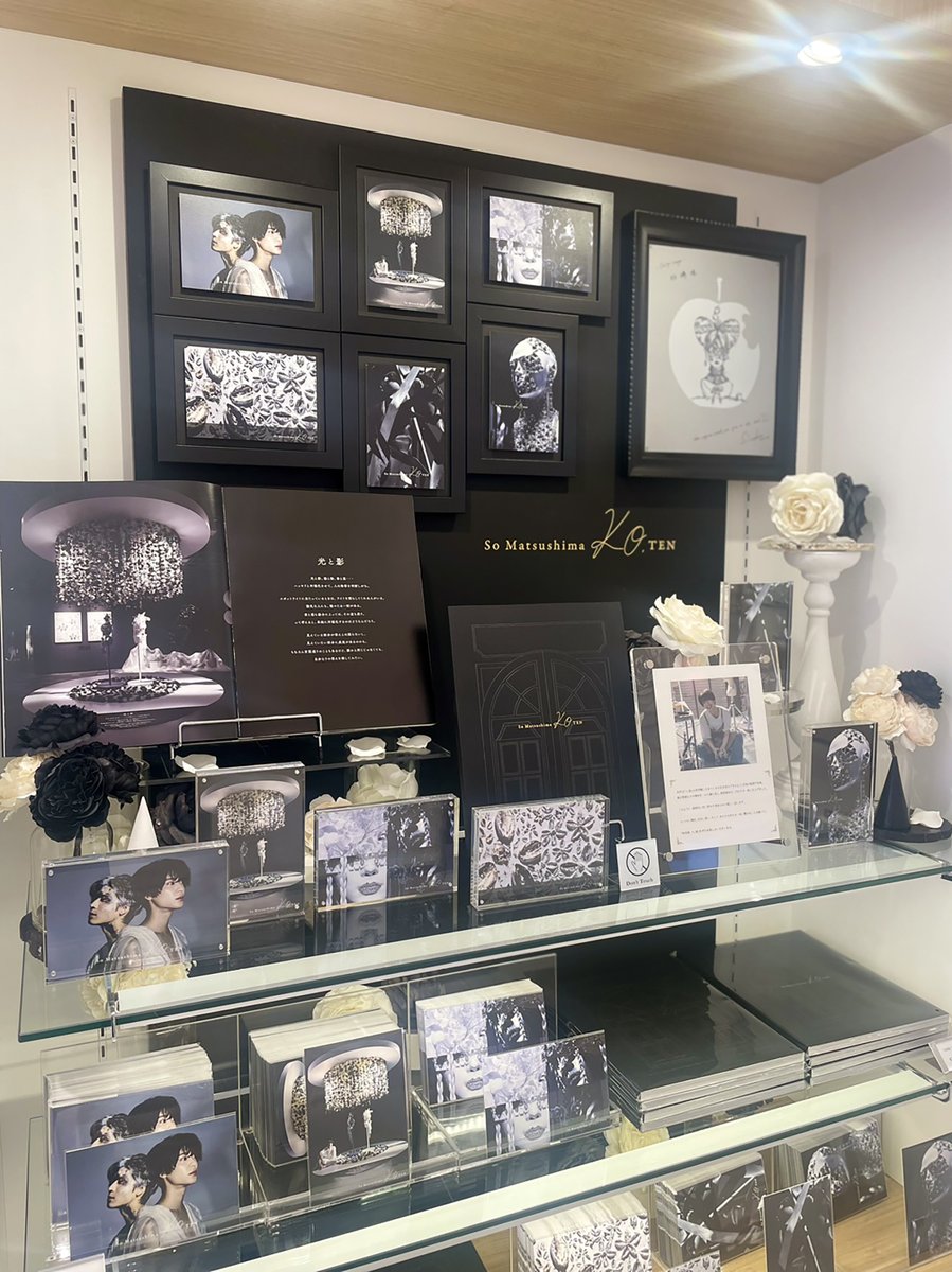 Goods info】 ×××××.POP UP STORE各店舗にて 図録とアートカードの販売