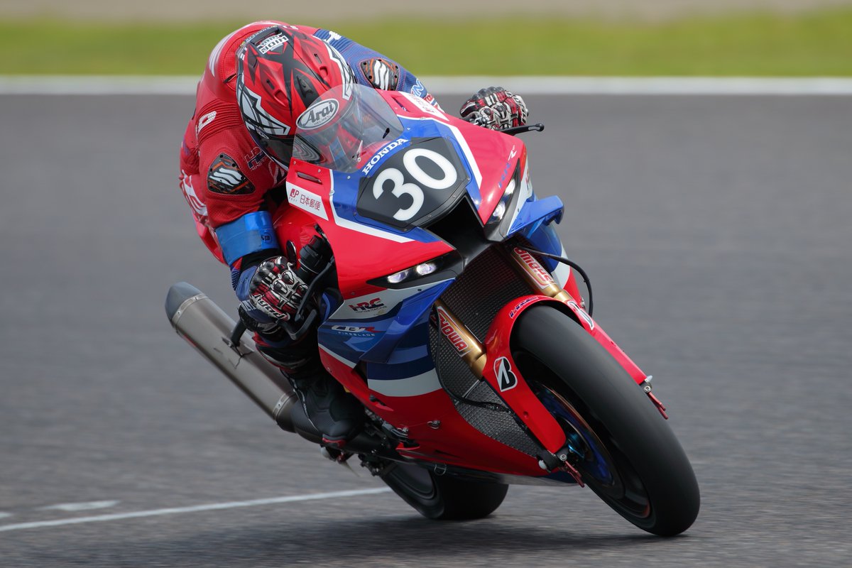 鈴鹿8耐の前人未到V6達成を飾った高橋巧選手。 軽量最強のPB-SNC2帽体