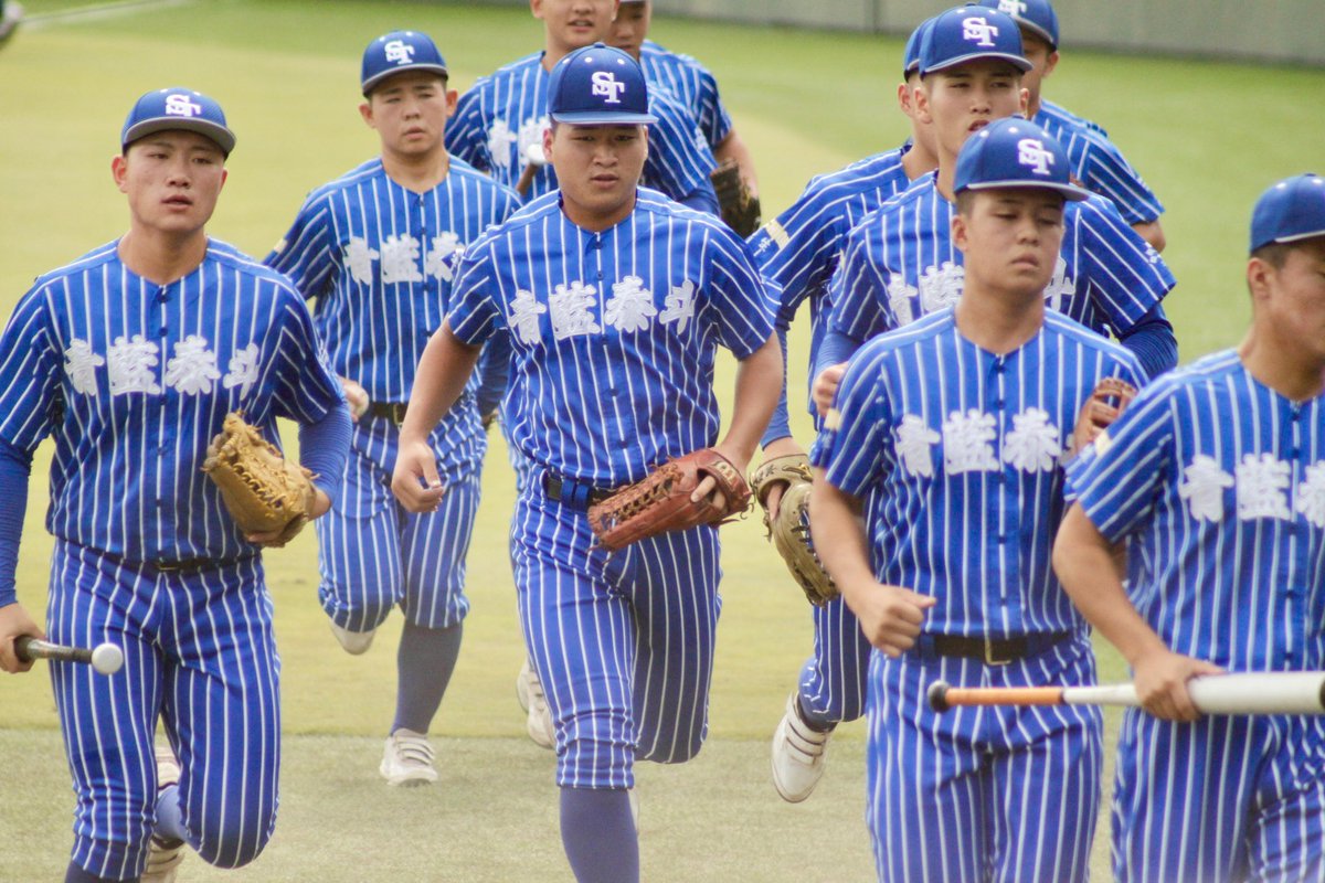 青藍泰斗の新ユニフォーム 青は帽子とほぼ同色。写真で見るよりも
