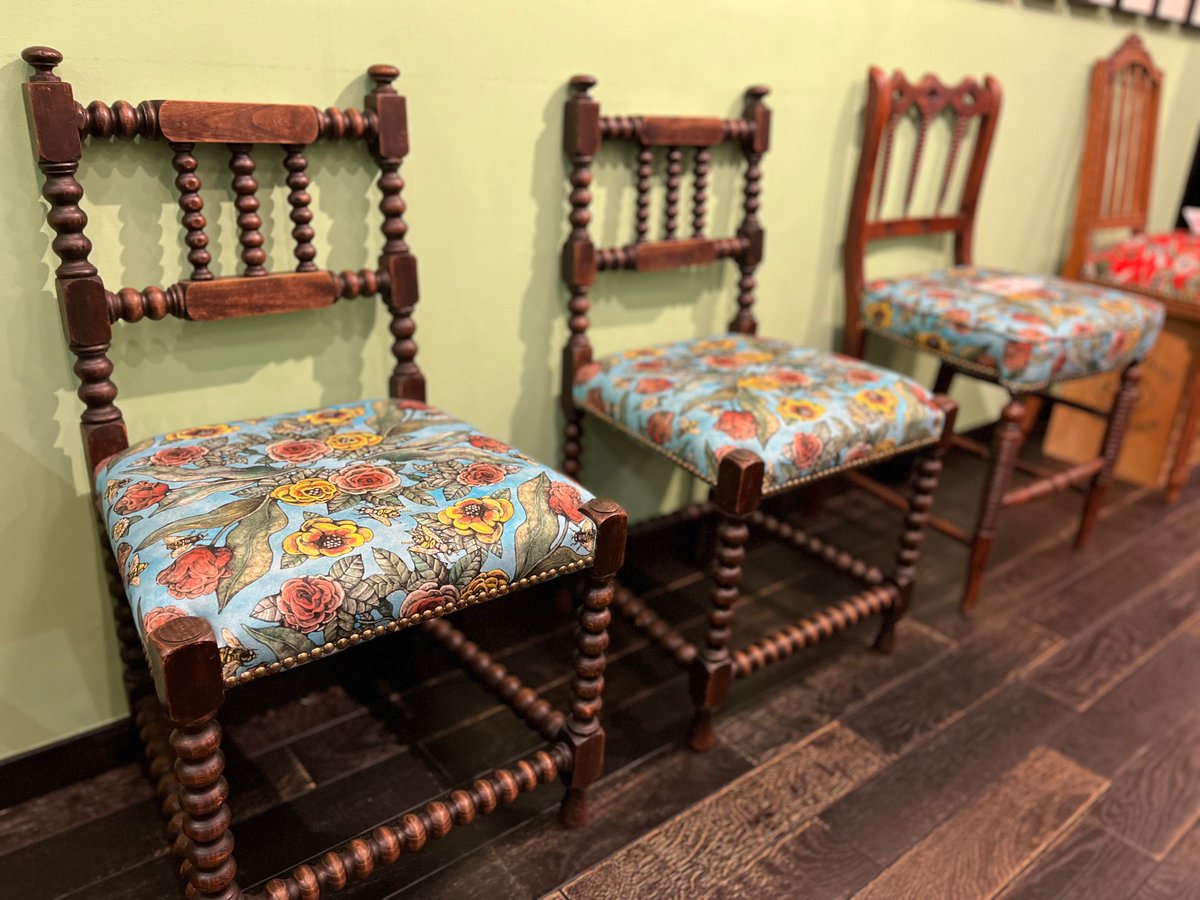 家具とセットで椅子の絵を描いてます。 一緒に飾って欲しいです。