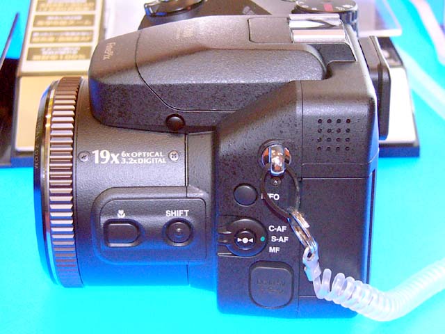 富士フイルム、一眼スタイルデジカメ「FinePix S7000」