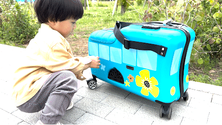 機内持ち込みサイズで家族旅行をもっと便利に！子供が乗れるスーツ