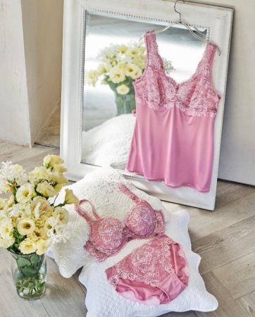 今シーズンは新色にローズが登場 豪華なシャクヤクの花のレースに包ま