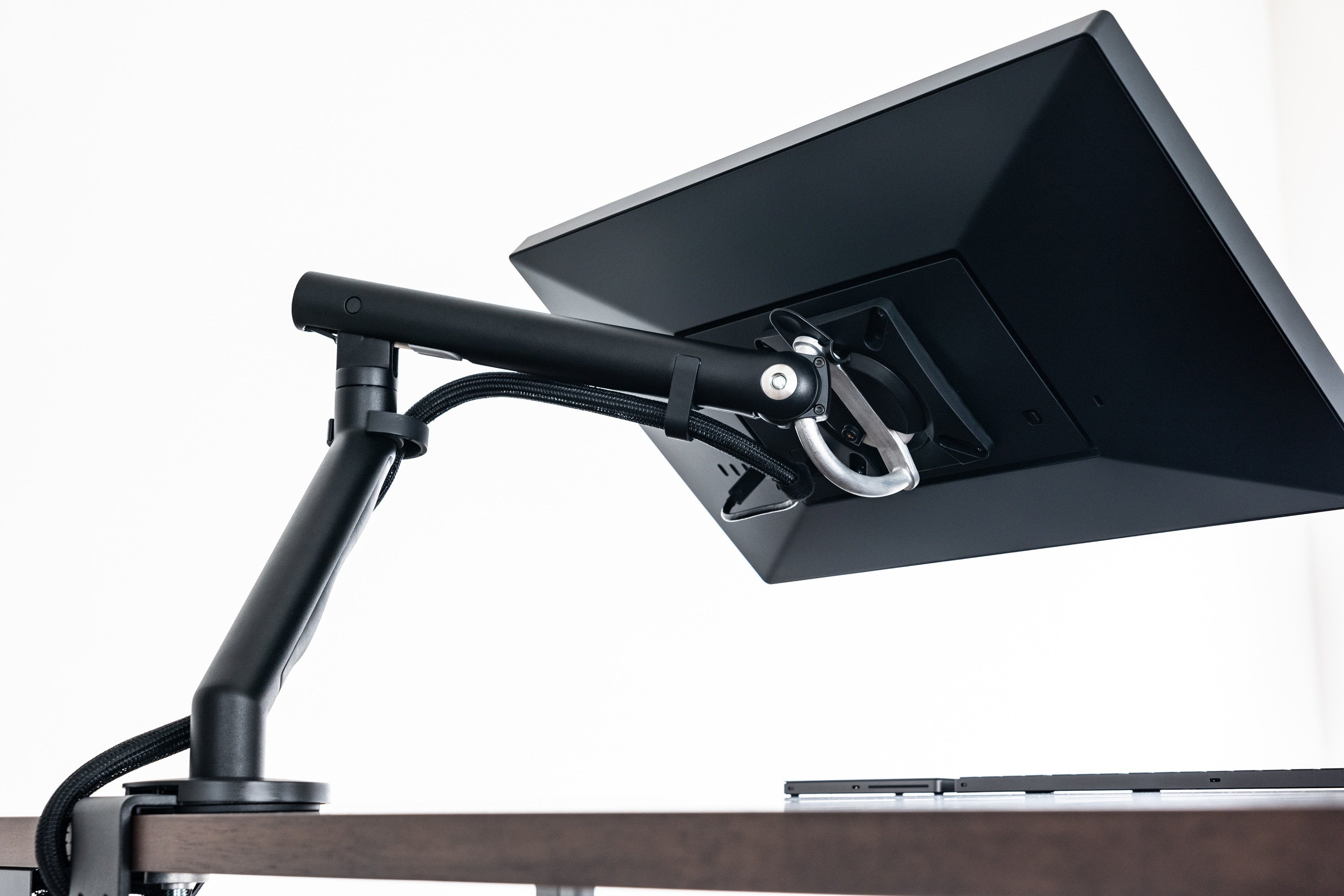 PREDUCTSよりハーマンミラーのモニターアーム『Flo Monitor Arm』を