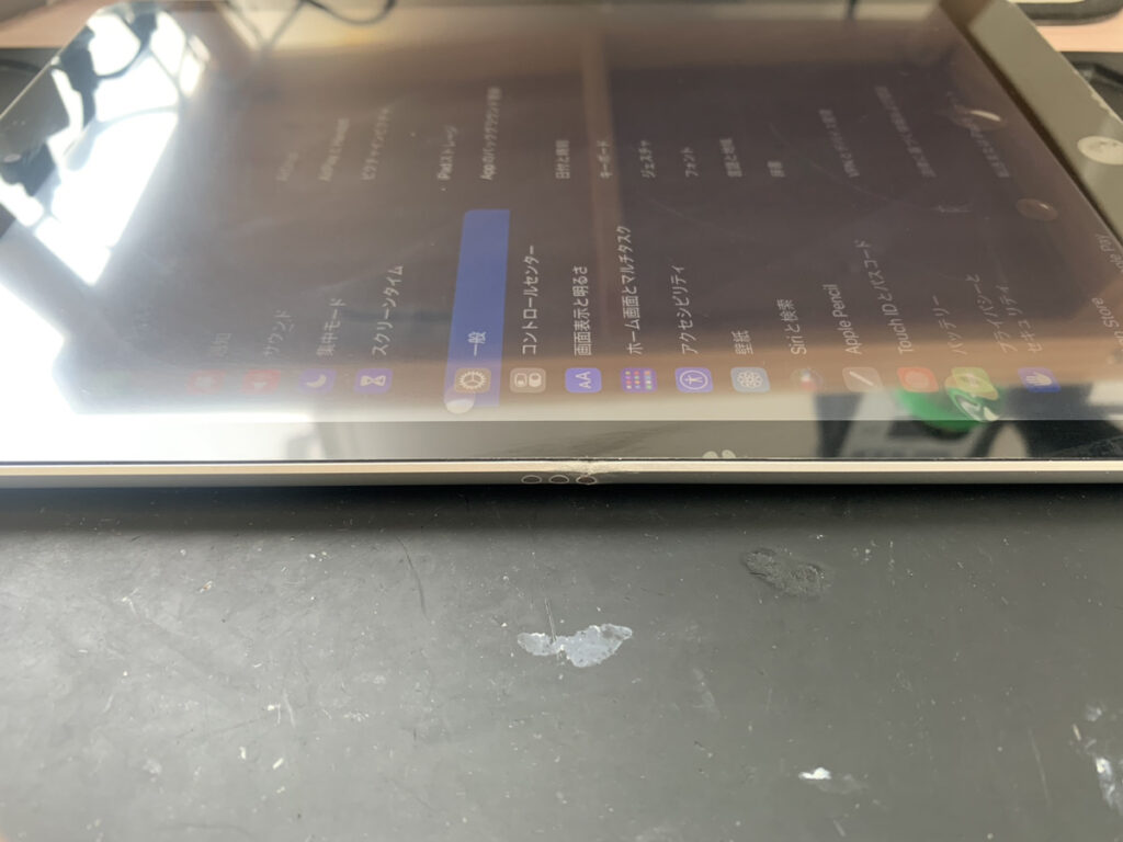 本体が曲がって画面割れと液晶破損が起きているiPad第9世代の修理依頼