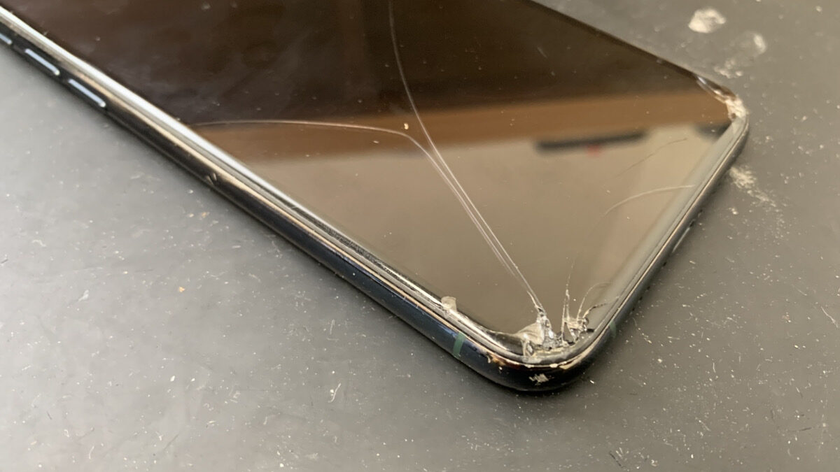 角から落として画面が割れてしまったiPhone11Proの修理依頼 | 【最安値