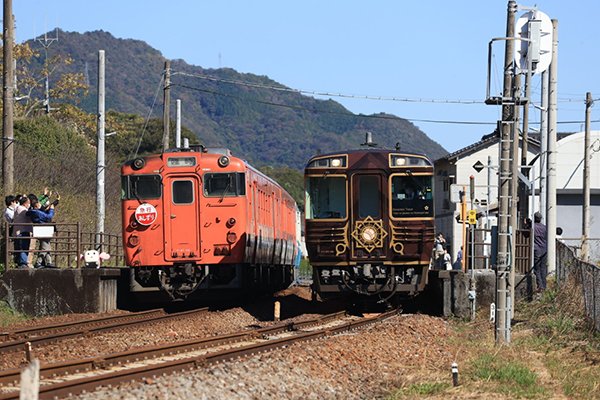 JR四国】国鉄時代の先輩（キハ47）と後輩（キハ185）が並びました