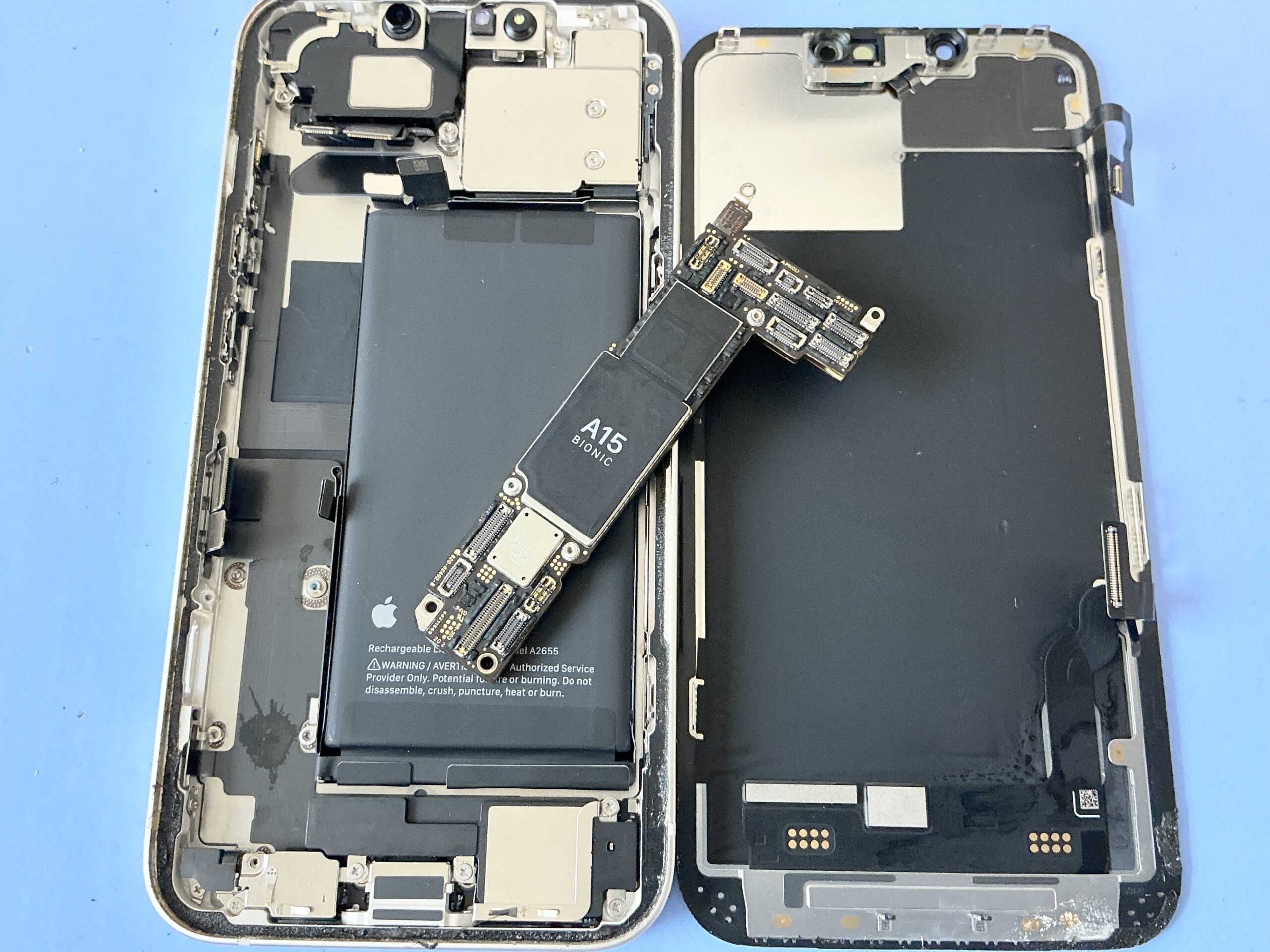 電源が入らない！iPhone 13の基板修理作業もデータそのまま即日対応