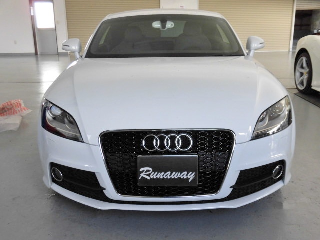AUDI アウディ TT 8J RSスタイルフロントグリル&OSIR フットレスト装着