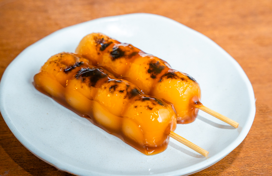 昔ながらの美味しさ！もっちり甘辛な「みたらし団子」でほっと一息