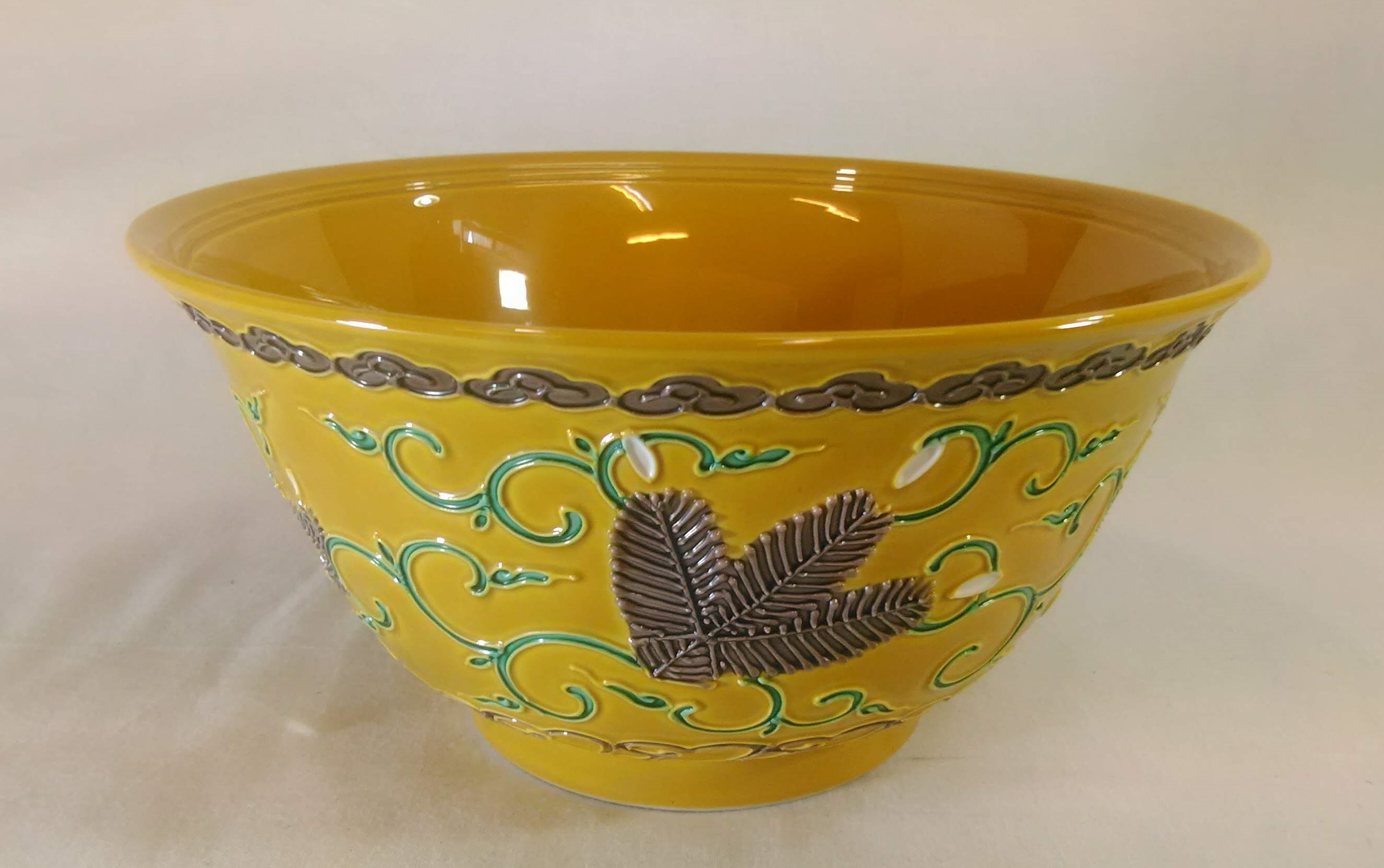 古代黄交趾松唐草菓子鉢 翠嵐作