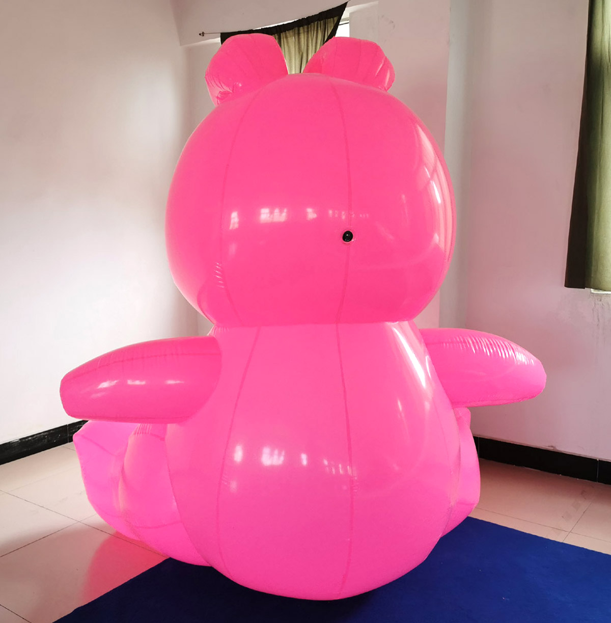 PVC製ピンクの笑顔のウサギ型インフレータブル人形、カスタム漫画風