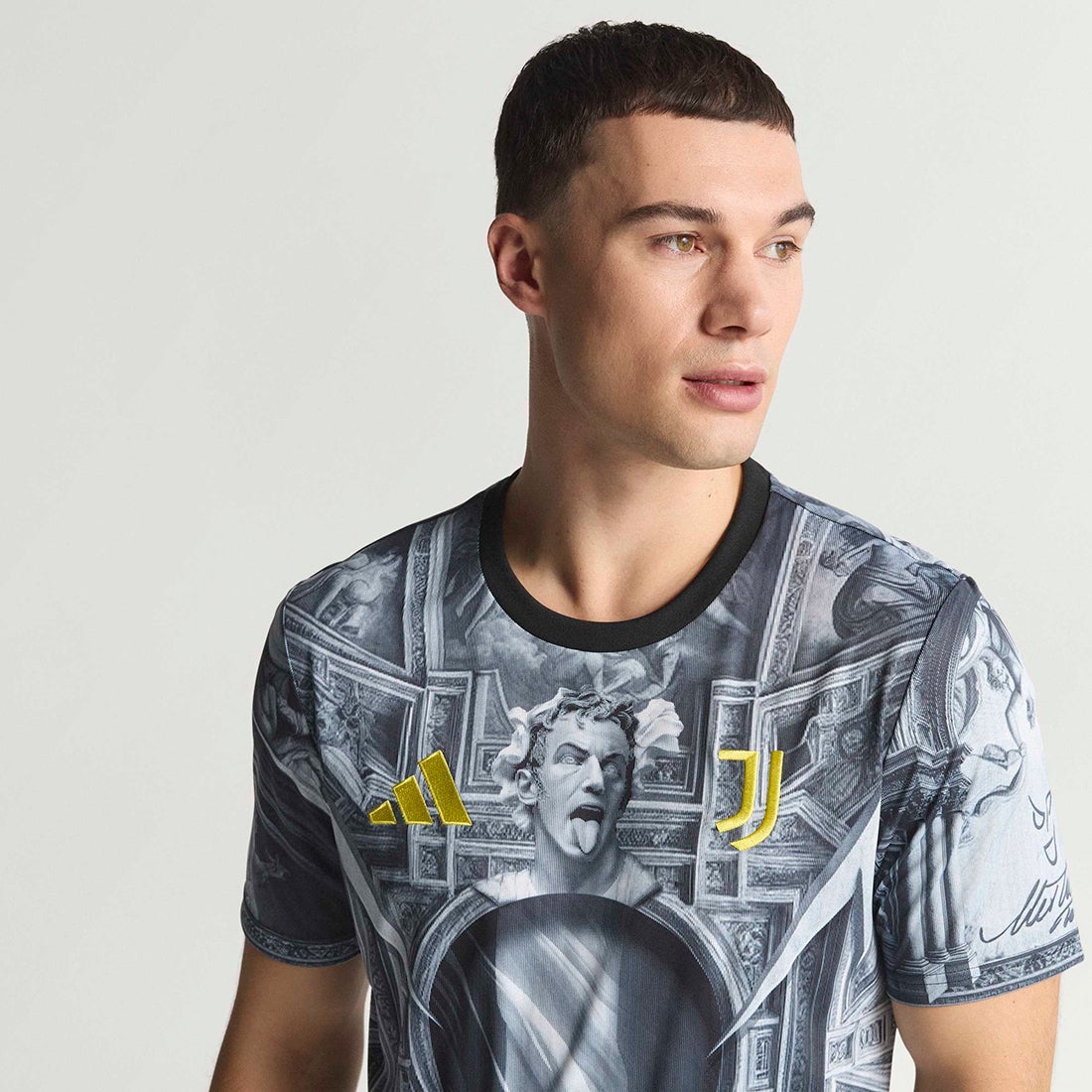 adidas ユベントス 25/26 プレマッチ ジャージー(ブラック) QY728