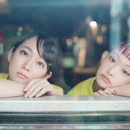 吉岡里帆＆モトーラ世理奈が急接近『アイスクリームフィーバー』初映像