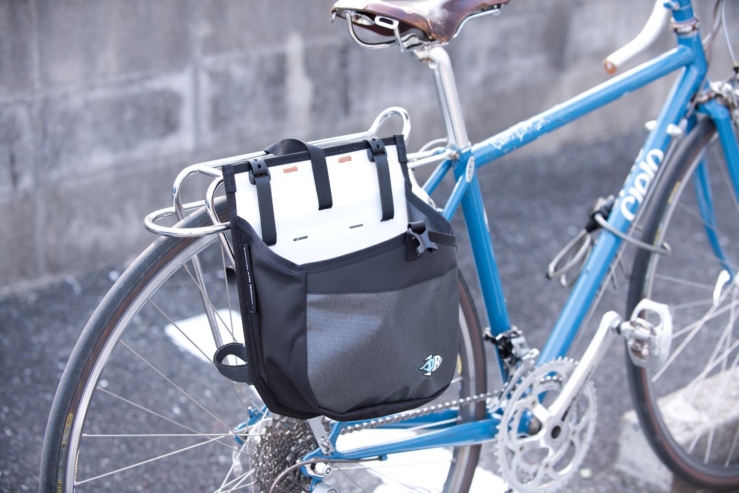 完全防水のバイクパッキング – PORCELAIN ROCKETのパニアとハンドル