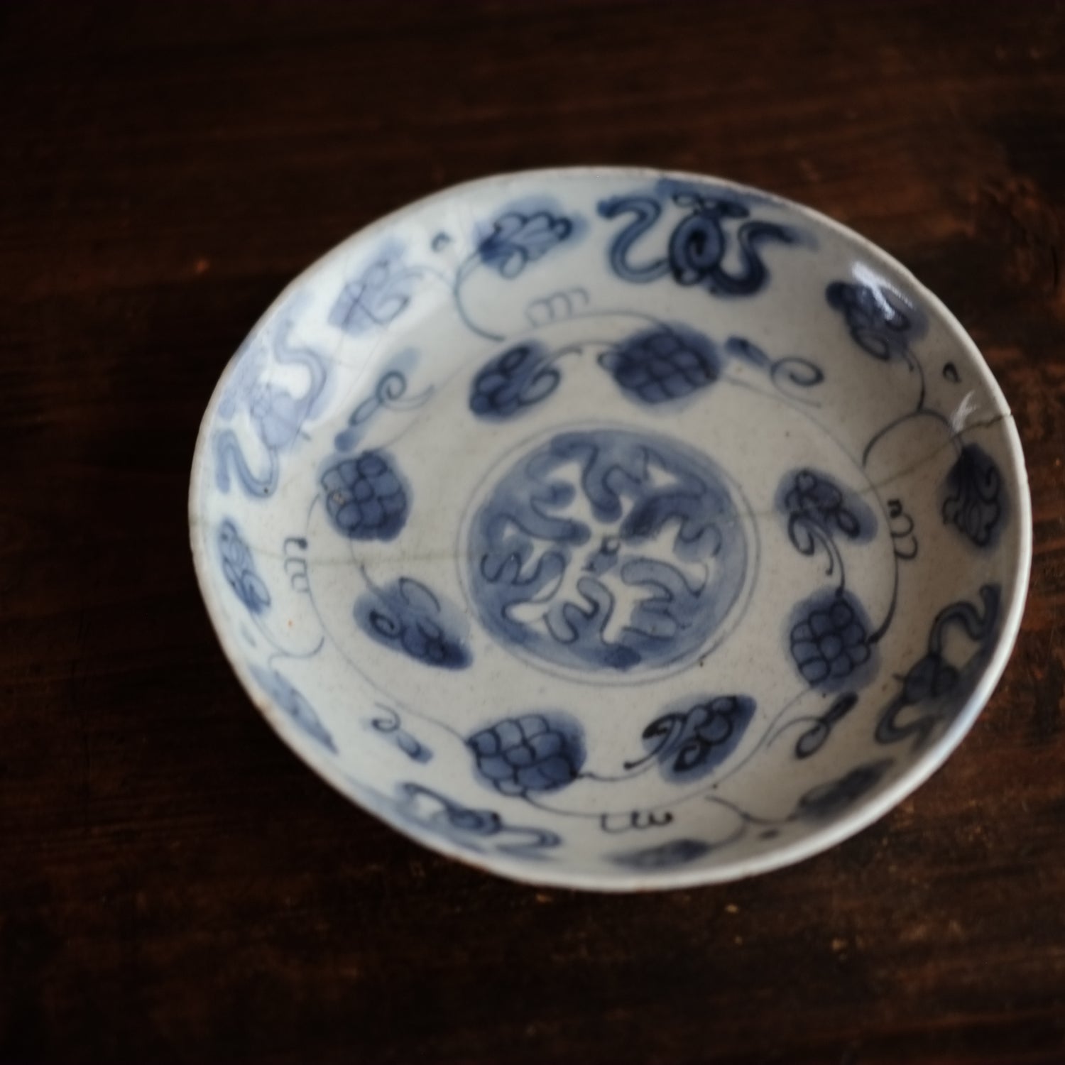 古染付 花唐草文 青花平皿(明朝末期) – 逢季荘