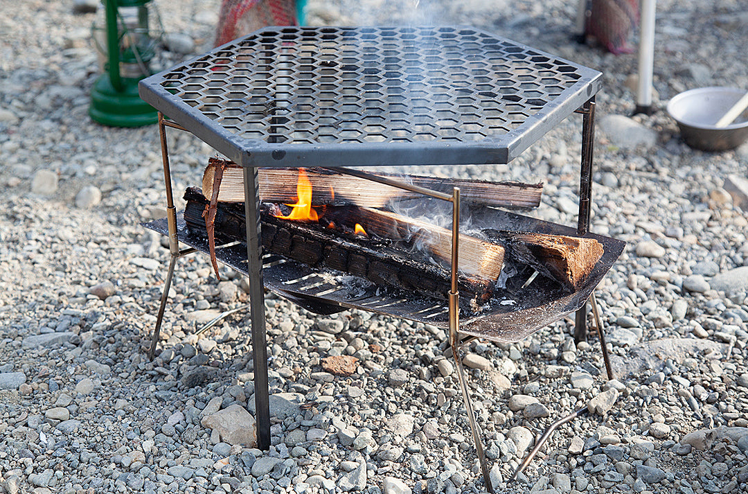 CAMP TOOLS × THE IRON FIELD GEAR］ハニカムファイヤーテーブル