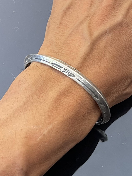 Stamped Triangle Wire Coin Silver Bracelet by Jesse Robbins/サイズ