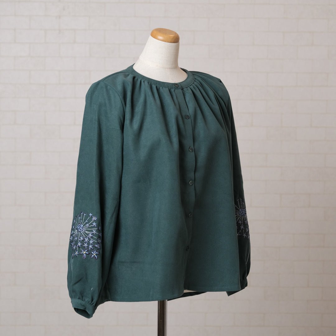 袖に花刺しゅうの柔らかコールブラウス – to blossom