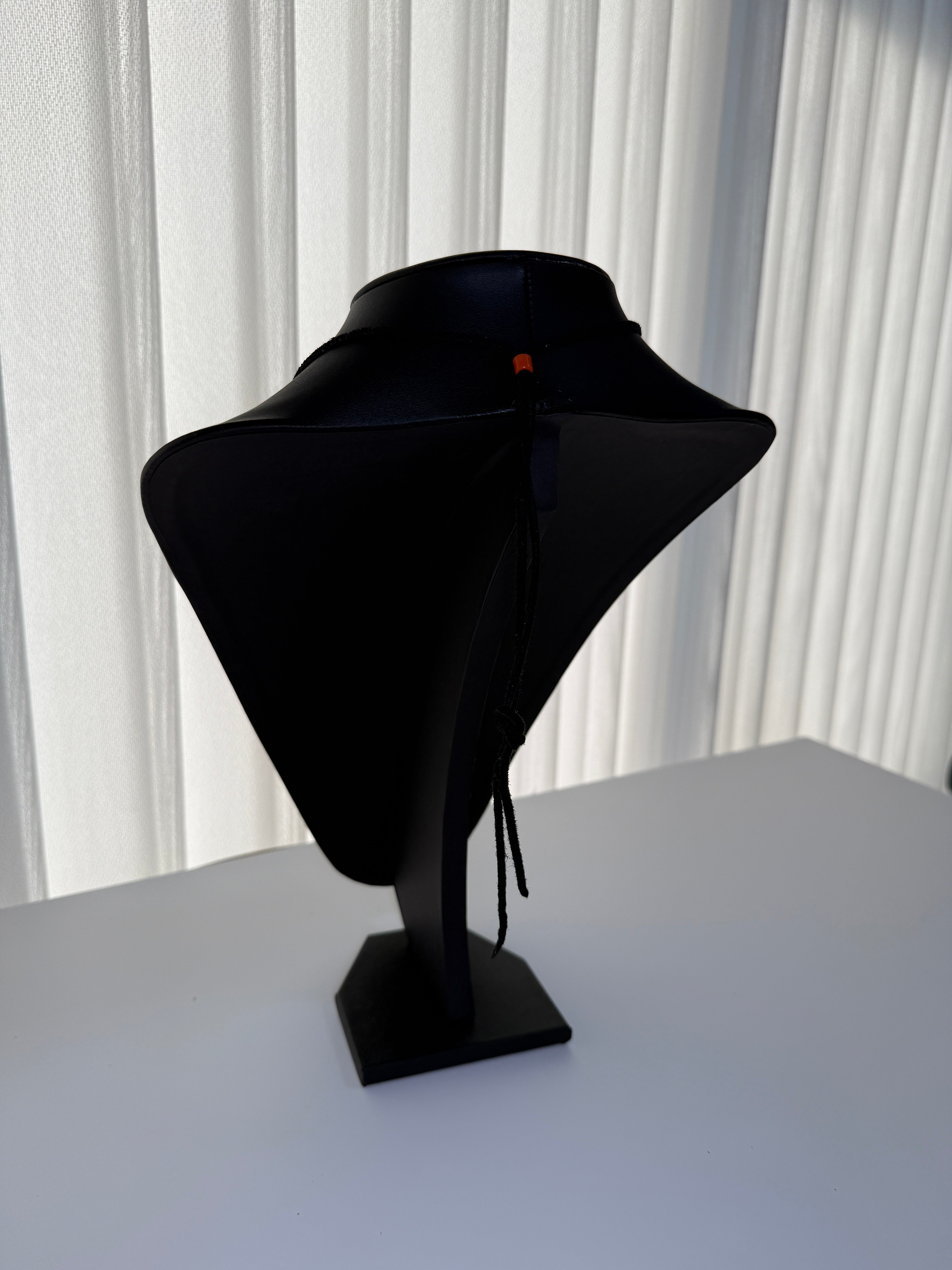 ゴローズ K18フェザー大（右向き）＋K18太陽inメタル小＋革紐