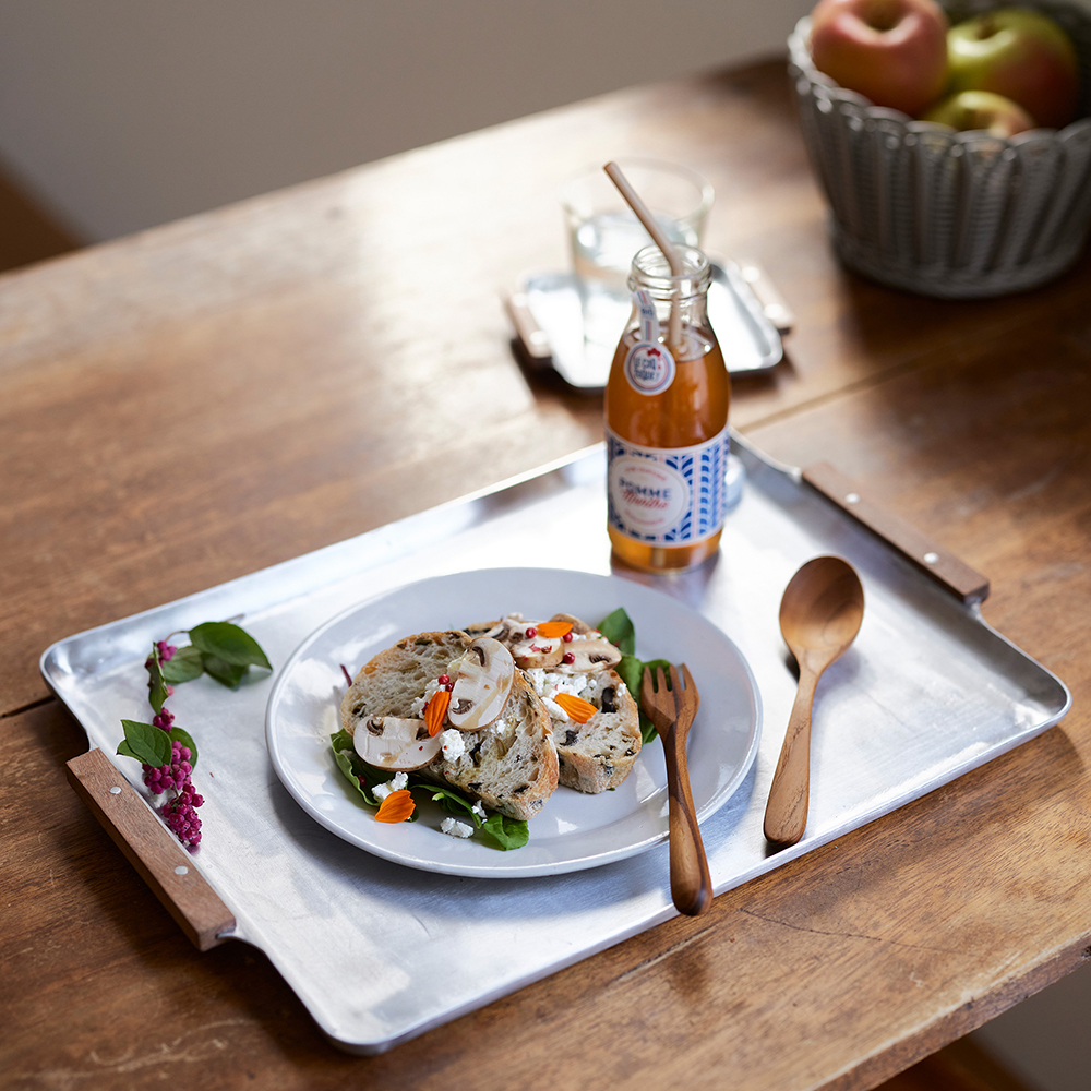 ノスタルジックな木の持ち手のアルミトレー(S) | shesay(志成販売