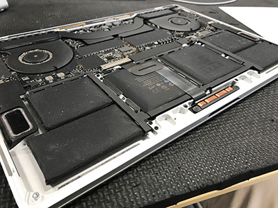 MacBook Pro 2018 A1990のバッテリー交換 膨張している | パソコン修理