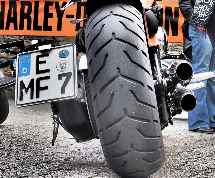 ハーレー】リアタイヤをワイド化すると迫力が増してグリップが上がる
