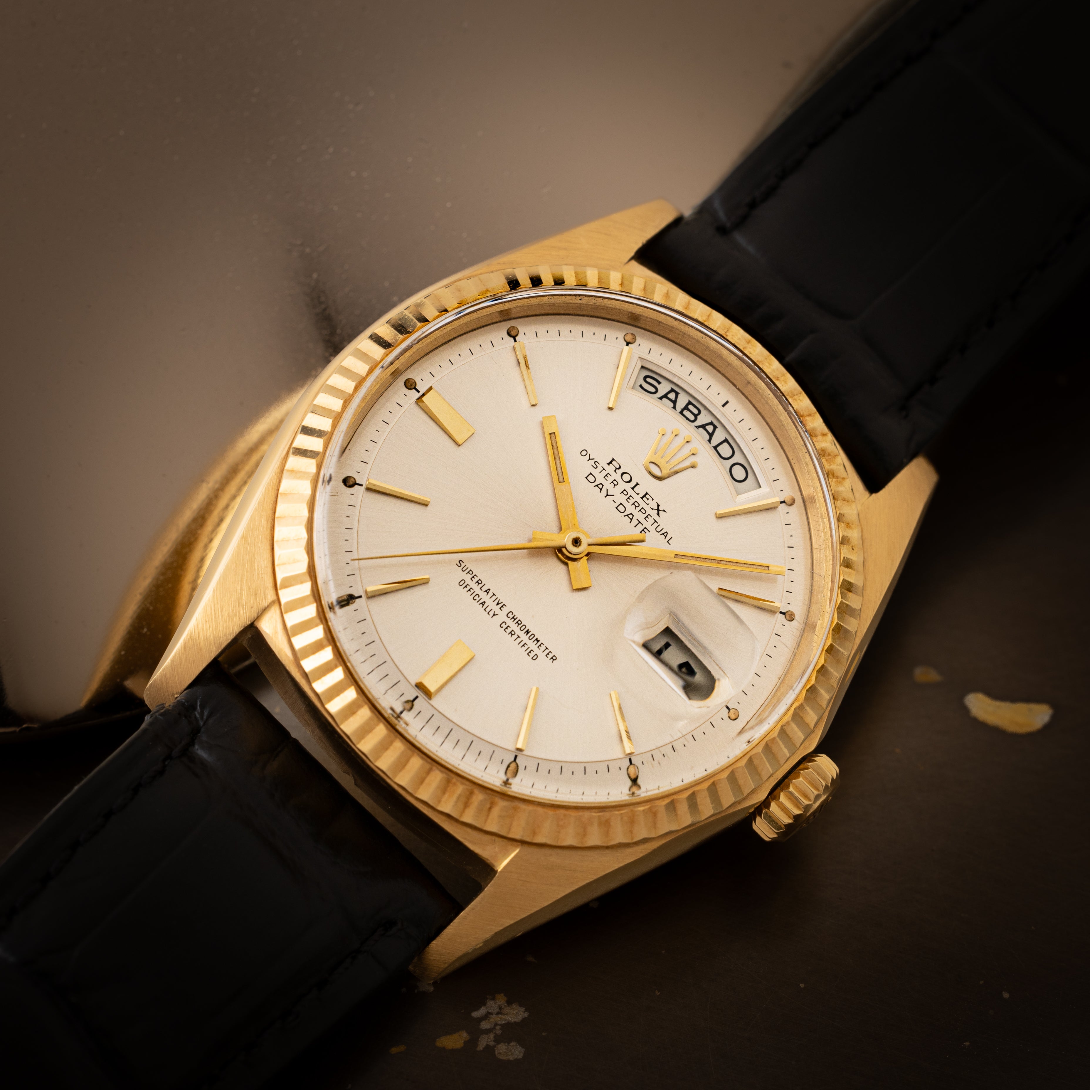 ロレックスに革ベルトの腕時計はある？特徴と魅力を徹底解説