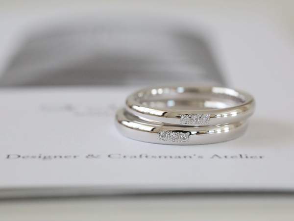プラチナの甲丸リングに3ピースずつダイヤを石留した【結婚指輪