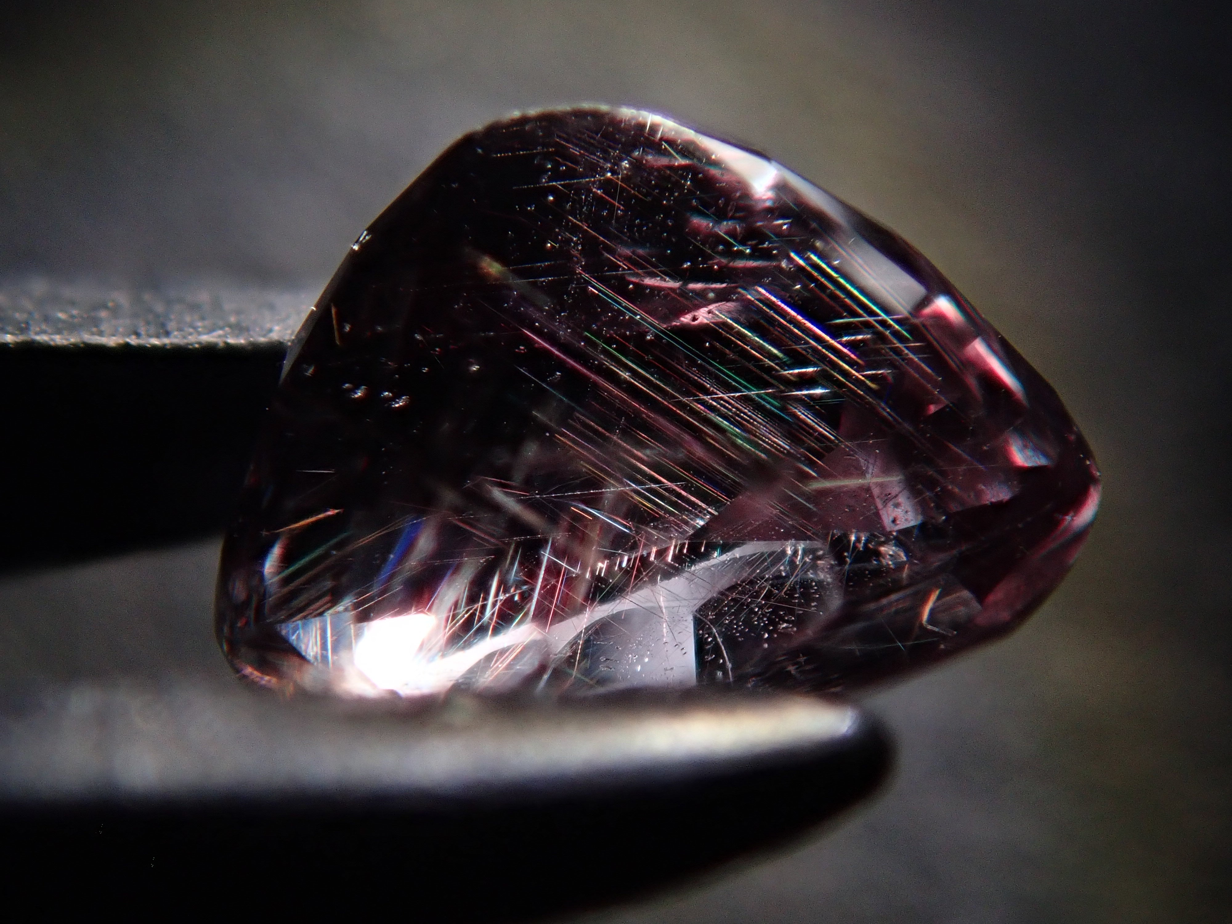 マダガスカル産ベキリーブルーガーネット（カラーチェンジガーネット