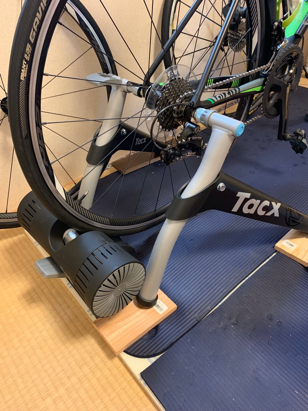 機材紹介:ローラー台 Tacx Bushido Smart | 50代オヤジが