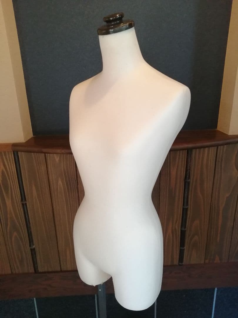 トルソー マネキン レディース 上半身用 店舗 展示用 ディスプレイ 土台付き Amazon.co.jp: 4個 マネキン 上半身 トルソー レディース 取り外し可能
