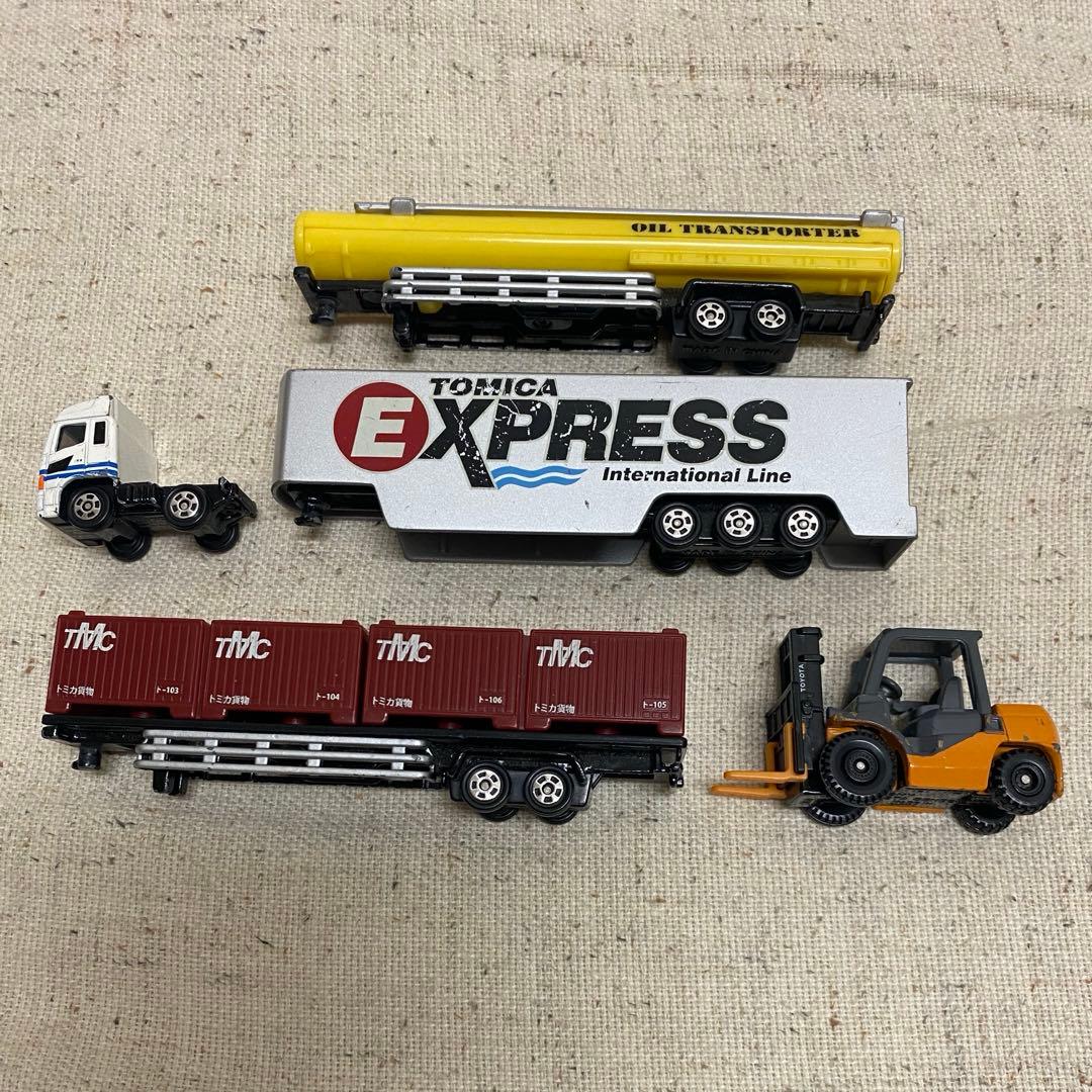 トミカ かんたん連結！たのしいトレーラーステーション つけかえ