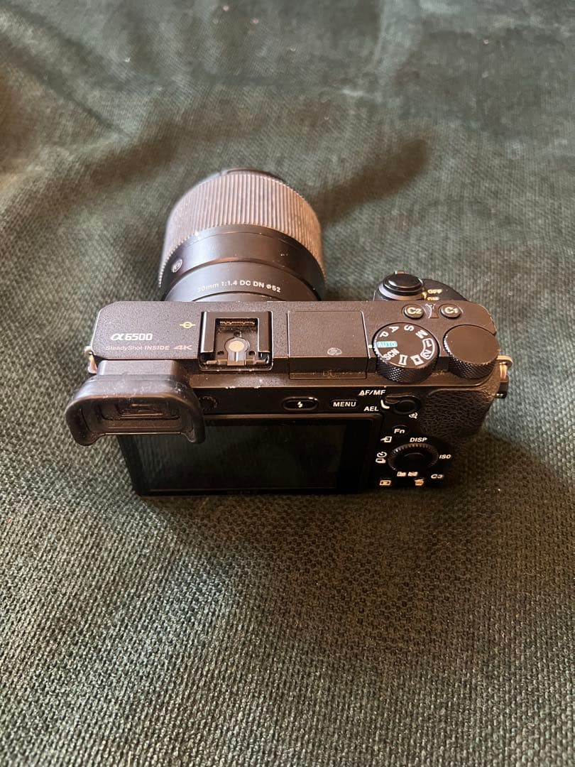 Sony α6500ミラーレス一眼カメラ本体+SIGMA 30mm単焦点レンズ - メルカリ