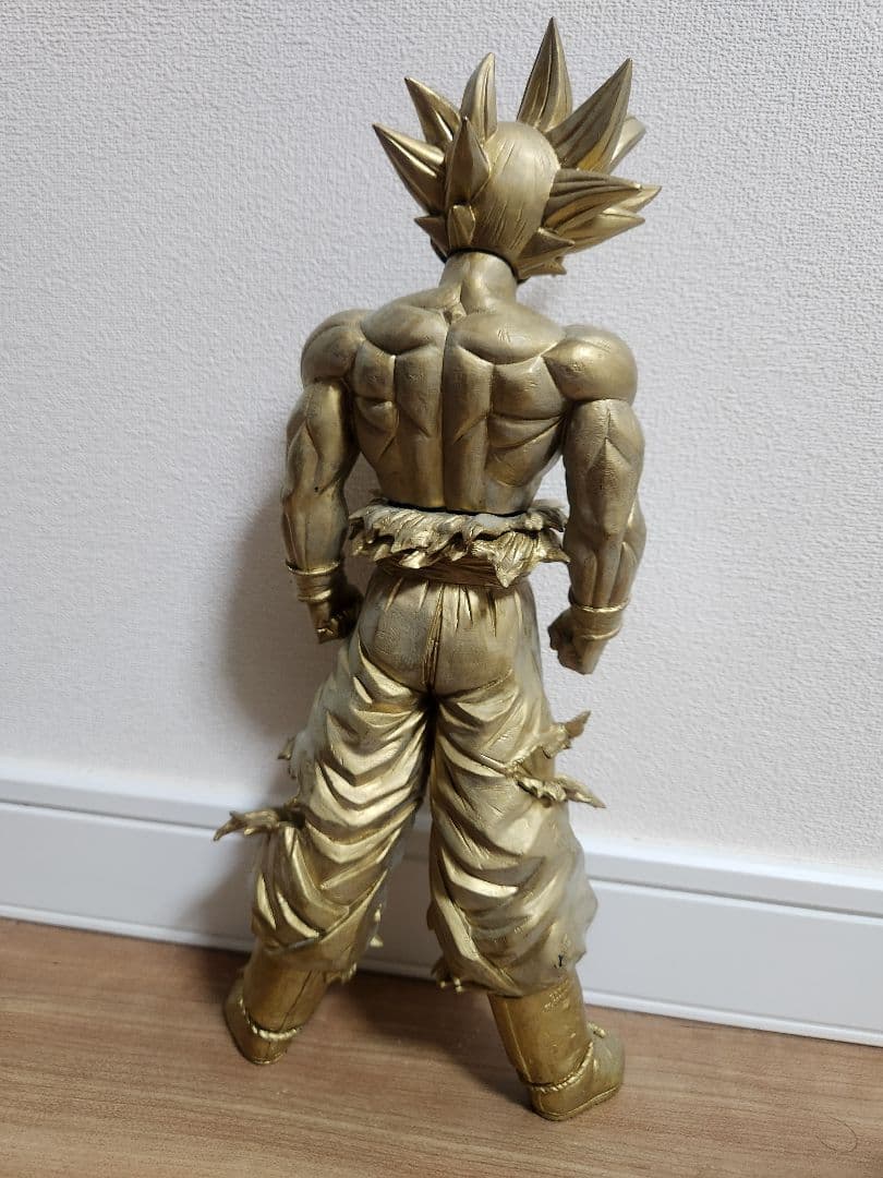 ゴールドバージョンの孫悟空フィギュア　身勝手の極意 兆 リペイント