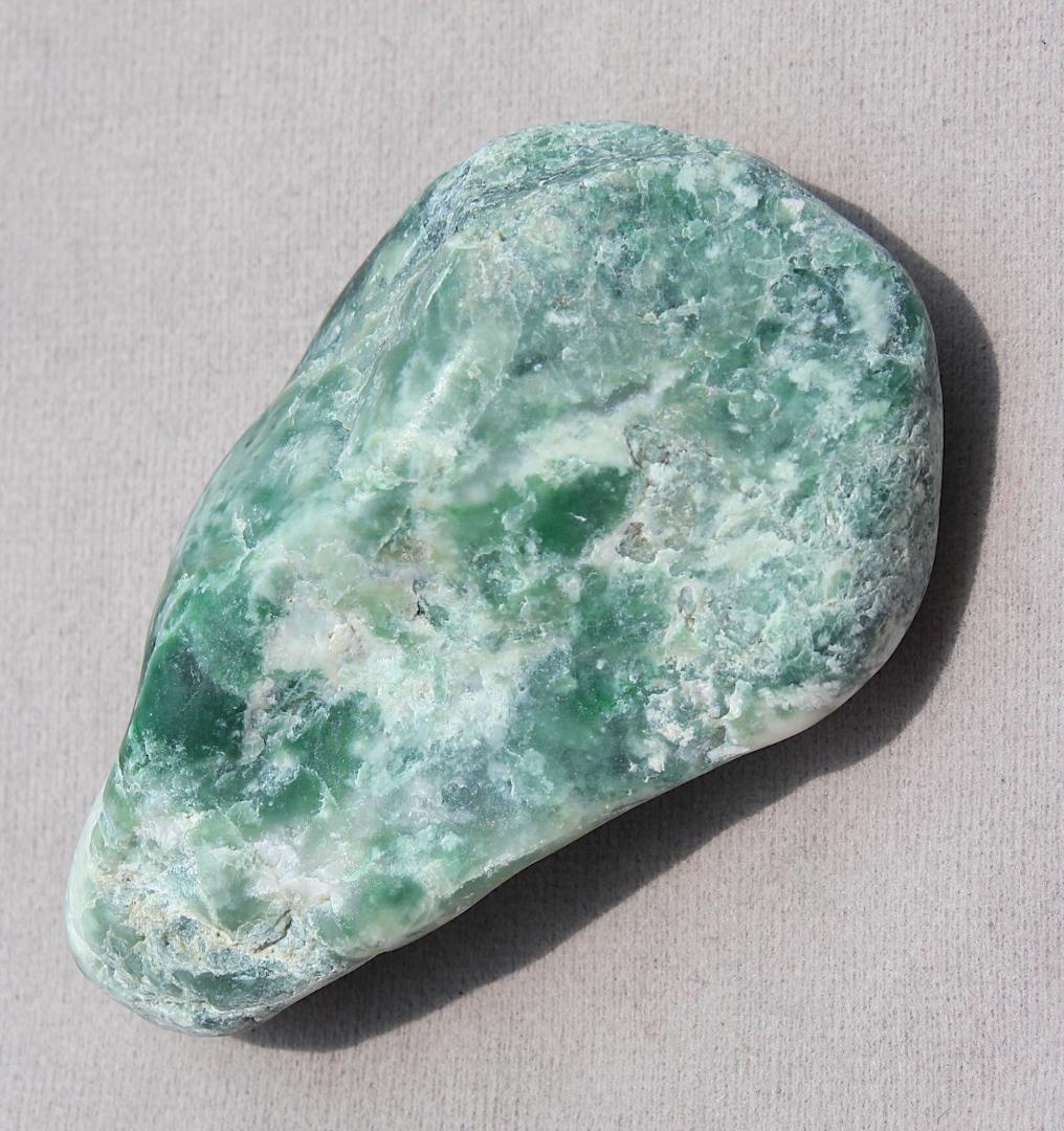 ［濃いめの緑］糸魚川翡翠 原石 131.5g