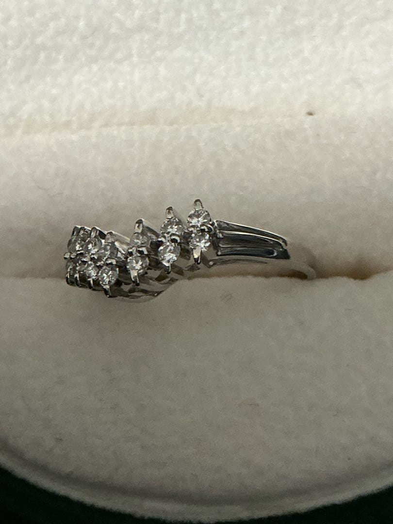 咲*子様 刻印有り！本物保証！PT900 ダイヤ0.29ct Vリング！ - メルカリ