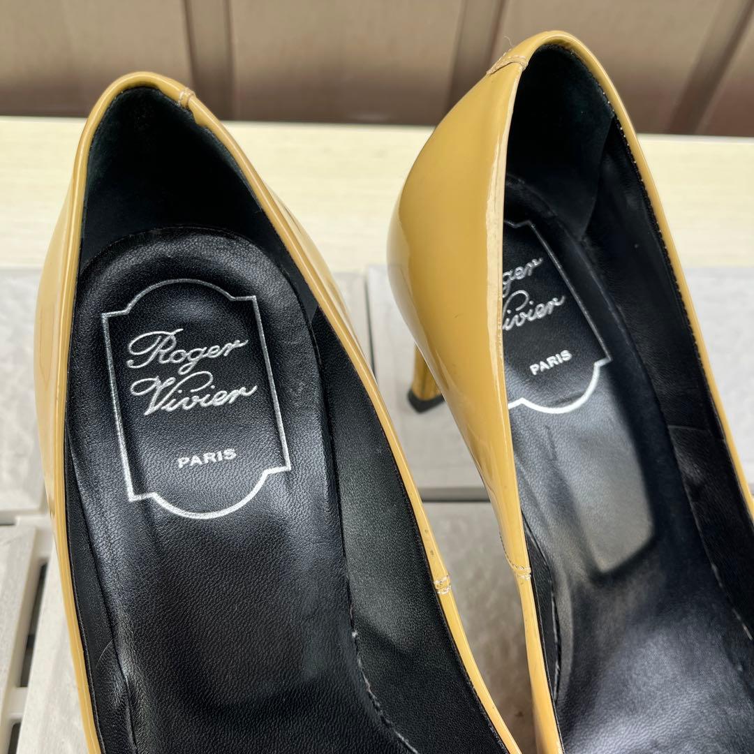 37 ROGER VIVIER 絵馬メル パンプス ベージュ 24