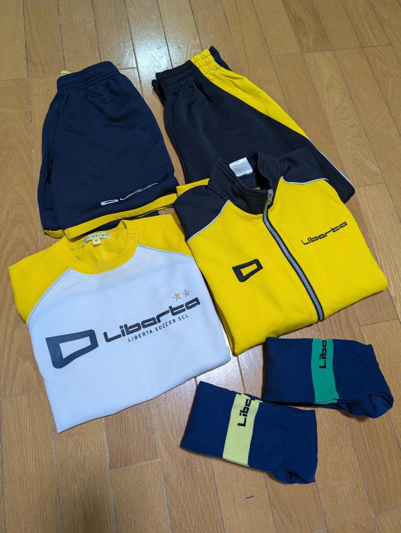 美品【（160）サッカー リベルタのユニフォーム4点・ソックス・スネ