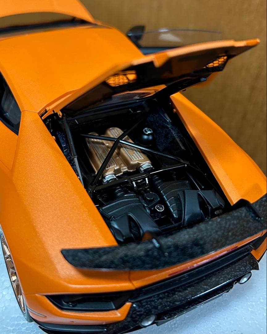 ま*う様 オートアート　ランボルギーニ　ウラカン 1/18スケール