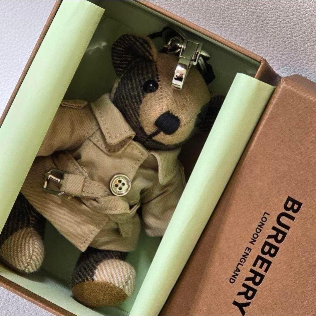 新品 BURBERRY トーマスベア チャーム イントレンチコート - メルカリ