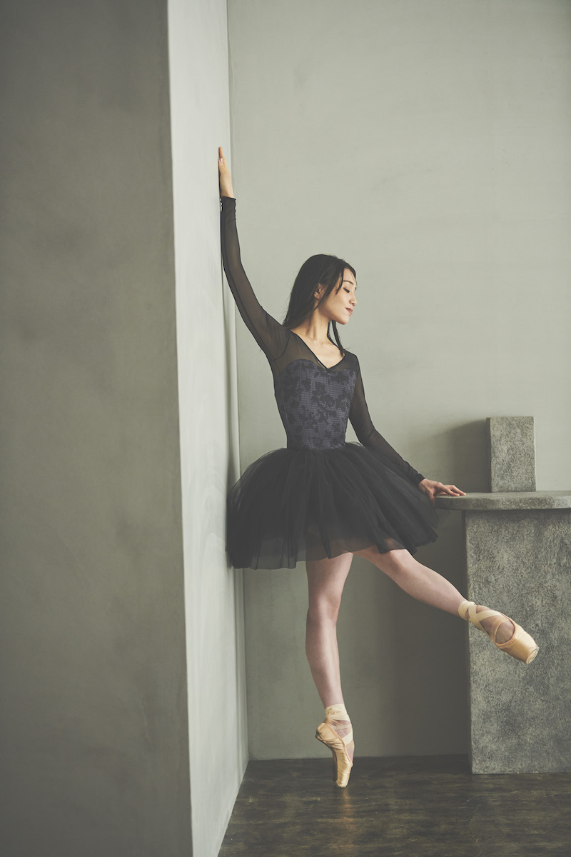 stina / type V lucky / essential black